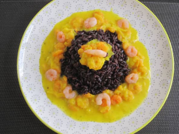 Riz venere et crevettes à la sauce safranée