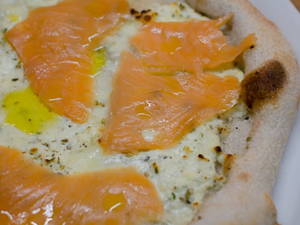 Pizza au fromage frais aux fines herbes et au saumon