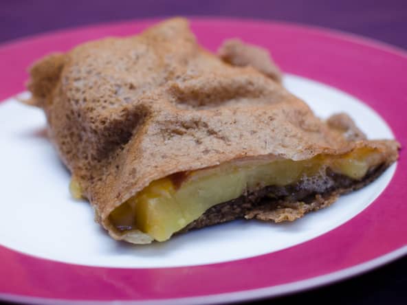 Galette de sarrasin fourrée au pomme de terre, à la raclette et au jambon