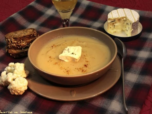 Velouté de chou fleur au fromage bleu de bresse