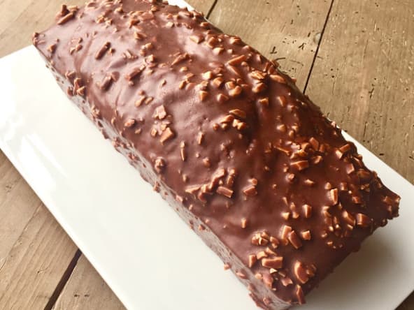 Cake marbré et glaçage rocher et éclats d'amandes