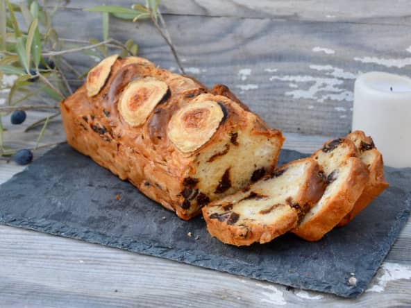 Cake aux olives, tomates confites et chèvre pour apéritif et pique-nique