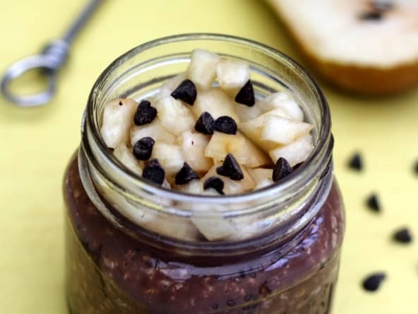Porridge sans cuisson au chocolat et poire