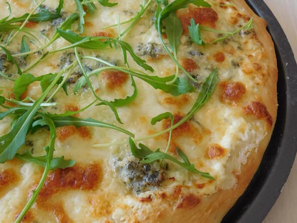 Pizza 4 fromages parmesan, comté, bleu, mozzarella