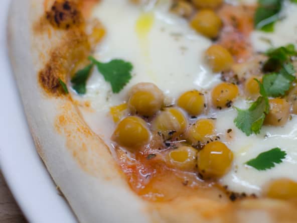 Pizza aux pois chiches, au gingembre et à la coriandre