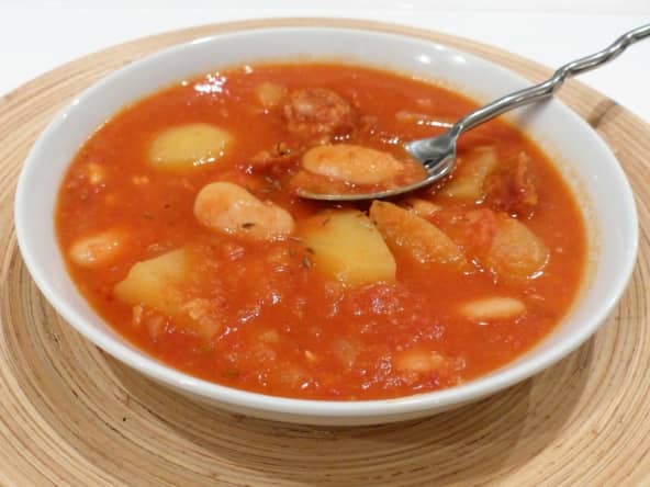 Soupe de pommes de terre aux haricots et chorizo 