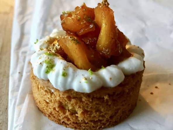 Ananas caramélisé, sablé au citron vert et chantilly coco