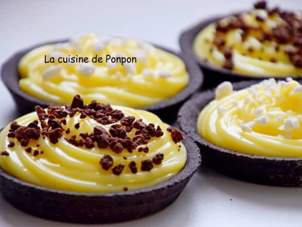 Tartelette garnie de crème pâtissière au combava