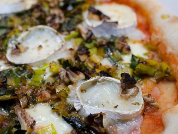 Pizza aux poireaux, au chèvre et aux noix
