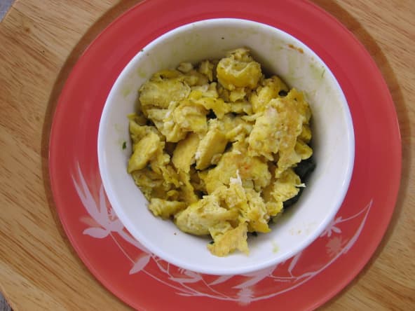 Oeufs brouillés sur leur lit d'épinards