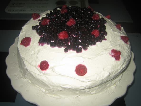 Gâteau fourré à la crème fouettée et aux fruits rouges