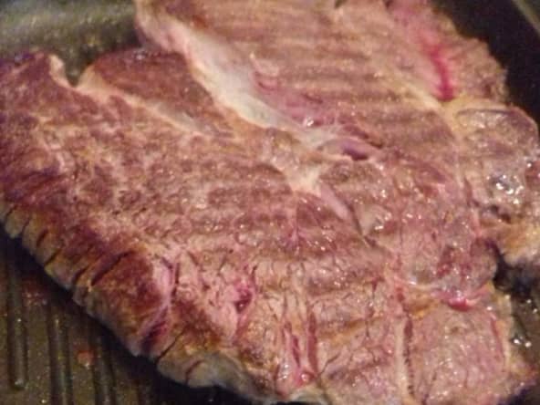 Basse côte de boeuf grillée à la poêle, sauce crémeuse au Cognac et aux champignons