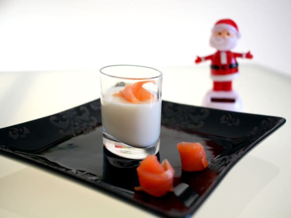 Mise en bouche panna cotta chou fleur et saumon fumé