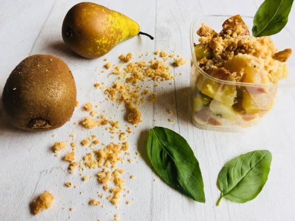 Crumble d'hiver kiwis, poires et basilic
