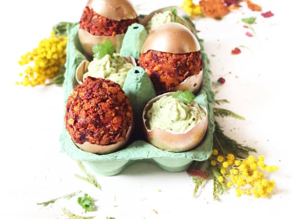 Oeufs panés aux chips de légumes et mousse d'avocat