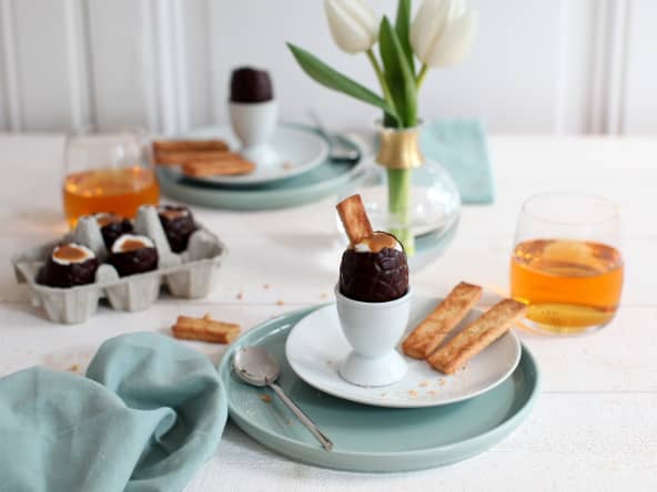 Œufs de Pâques à la mousse de noix de coco, caramel de cidre et leurs mouillettes au cidre