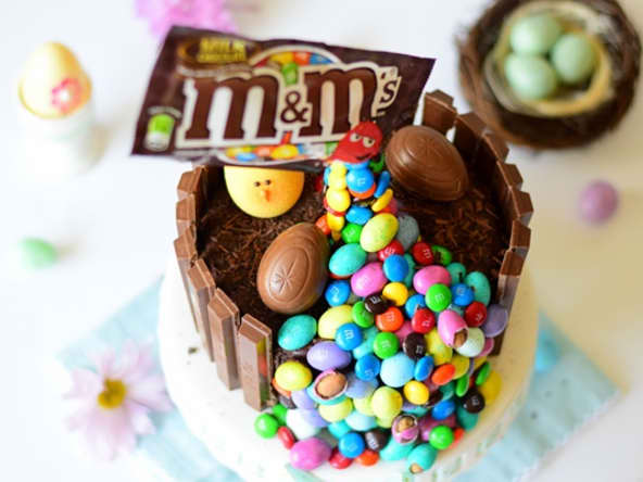 Gravity cake aux oeufs de Pâque et M&M's