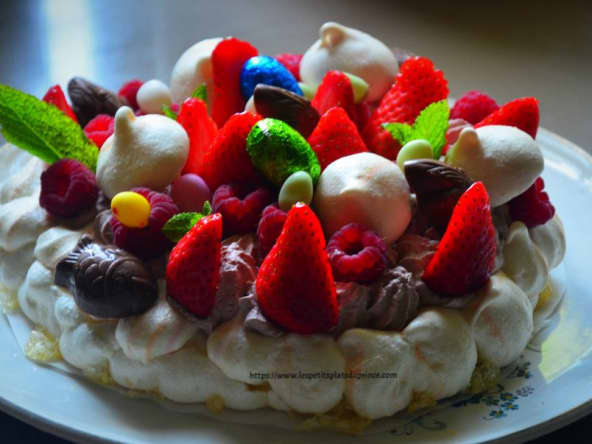 Pavlova de Pâques aux fraises