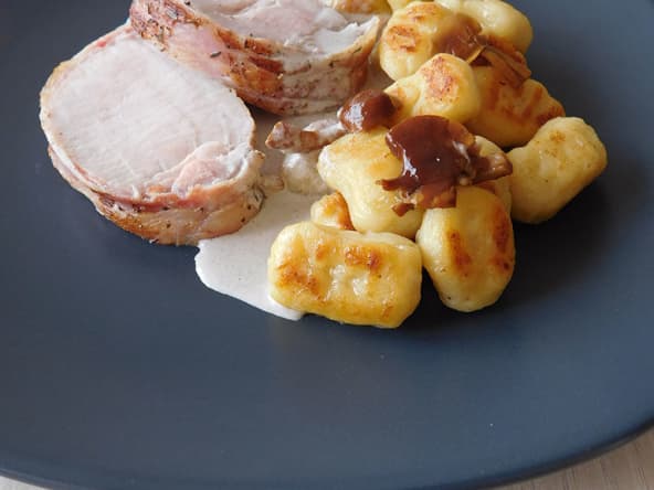 Rôti de cochon lardé, gnocchis et crème de champignons