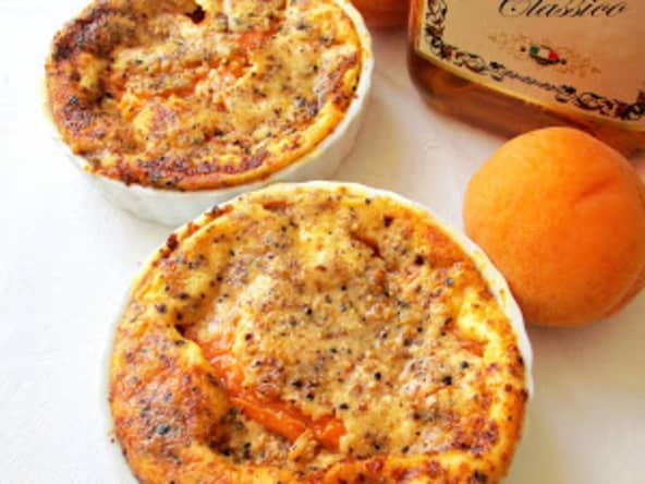 Petits clafoutis d'abricot amaretto, amande et sésame noir