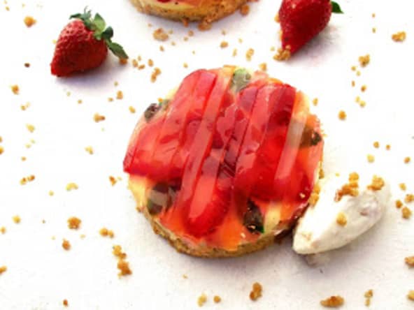 Tartelettes aux fraises façon Cosmopolitain servies avec une crème glacée yaourt