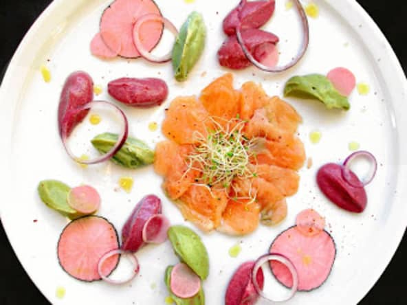 Gravlax de saumon, betterave, avocat et pickles de radis pour la saint-valentin