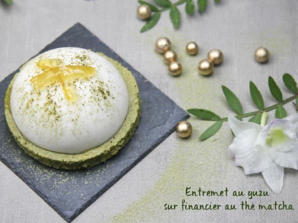 Entremets au yuzu sur financier au thé matcha