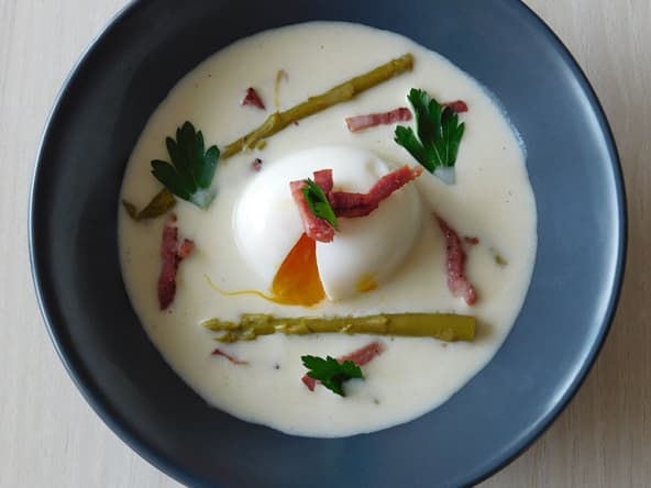Crème d'asperges blanches au parmesan et son oeuf mollet