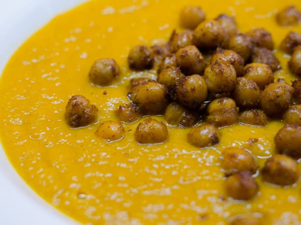 Soupe de carottes aux épices et ses pois chiches rôtis