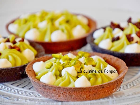 Tartelette garnie de crème pâtissière à la pistache sur un lit de caramel au beurre salé  
