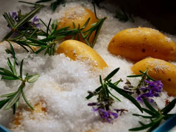 Pommes de terre nouvelles au gros sel avec du romarin