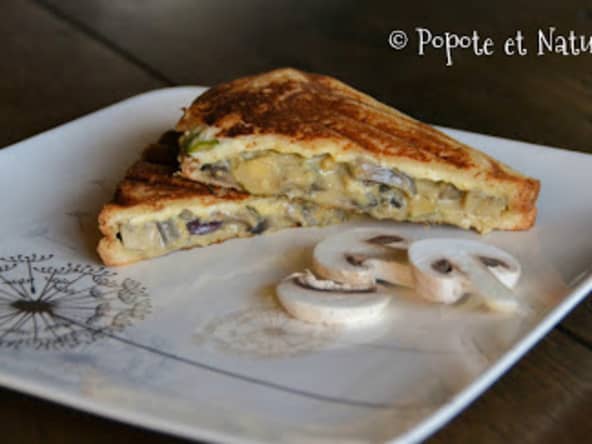 Croque monsieur aux champignons, courgette, oignon rouge et fromage frais