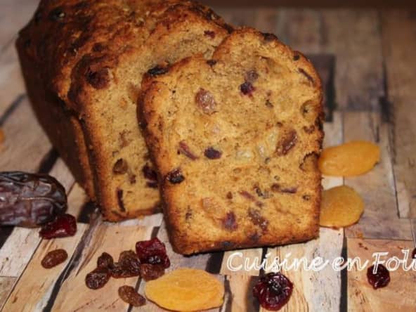 Cake aux dattes, abricots et raisins