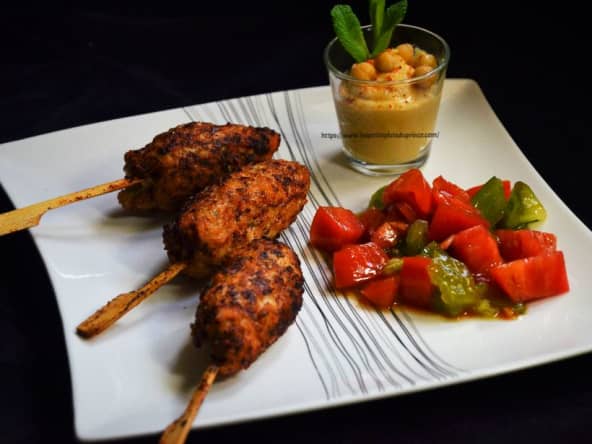 Keftas de poulet à la menthe, tartare de deux tomates et houmous maison