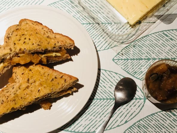 Croque-monsieur au chutney d’ananas cajun et au cheddar