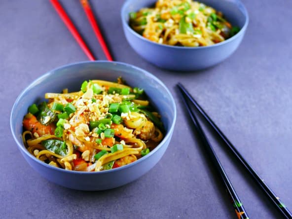 Nouilles sautées aux crevettes et pois gourmands