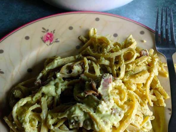 Spaghettis et sauce d'avocat comme au Pérou