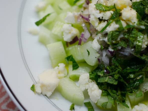 Salade de concombre au fromage Roquefort et à l'oignon rouge