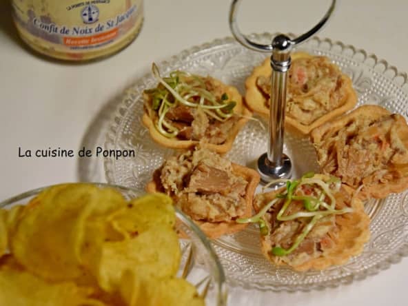 Amuse bouche au confit de noix de Saint Jacques, graines germées et chips au thym-romarin 