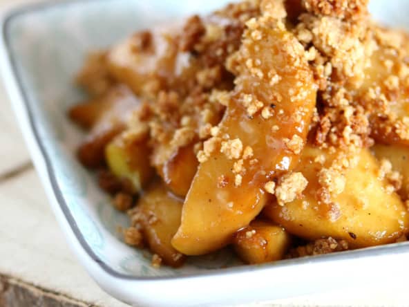 Pommes caramélisées au sucre de coco, purée d'amandes et son crumble