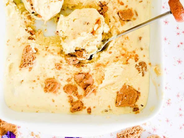 Glace onctueuse au miel blanc d’Oku, brisures de spéculoos