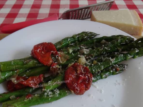 Asperges vertes poêlées aux tomates confites et parmesan, une entrée facile et savoureuse