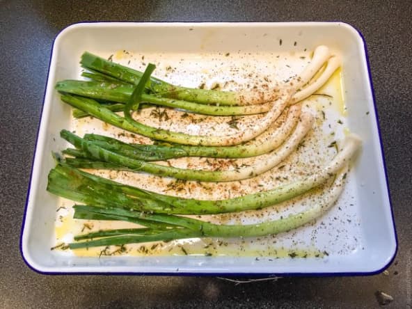 Petits poireaux crayons au four