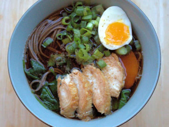 Nouilles soba au poulet et bouillon parfumé