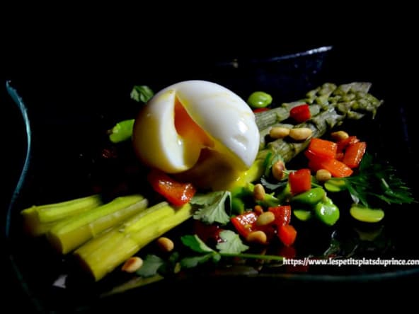 Oeuf mollet, asperges vertes et salade d'herbes du jardin