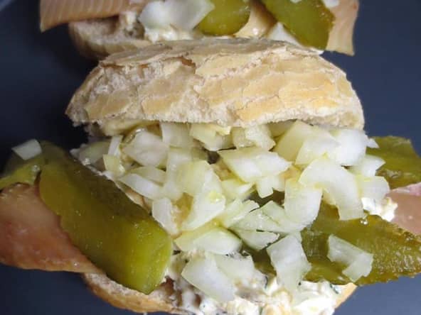 Broodje haring ou burger au hareng cru