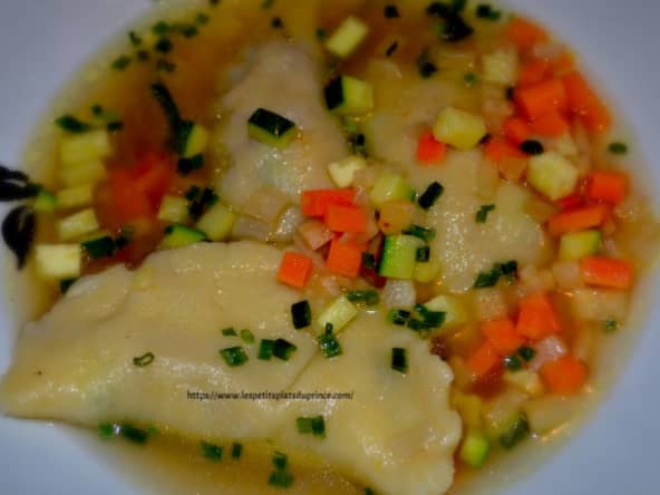 Ravioles maison au confit de canard, dans son bouillon de légumes parfumé