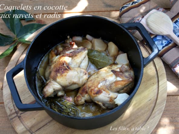 Coquelets en cocotte aux petits navets, radis et romarin