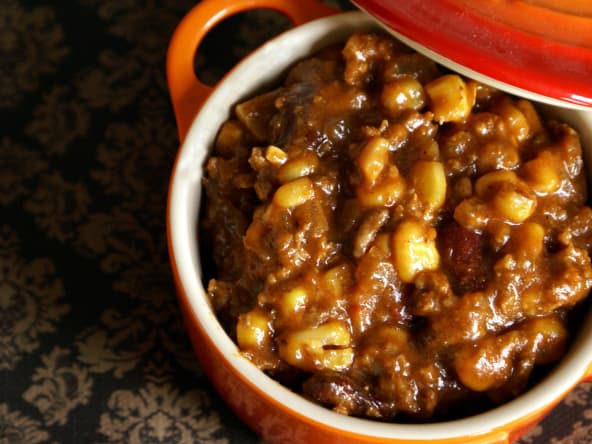 Chili dans une mini cocotte orange sur fond sombre