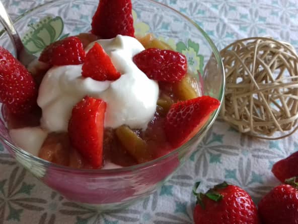 Pavlova fraises-rhubarbe en verrine 